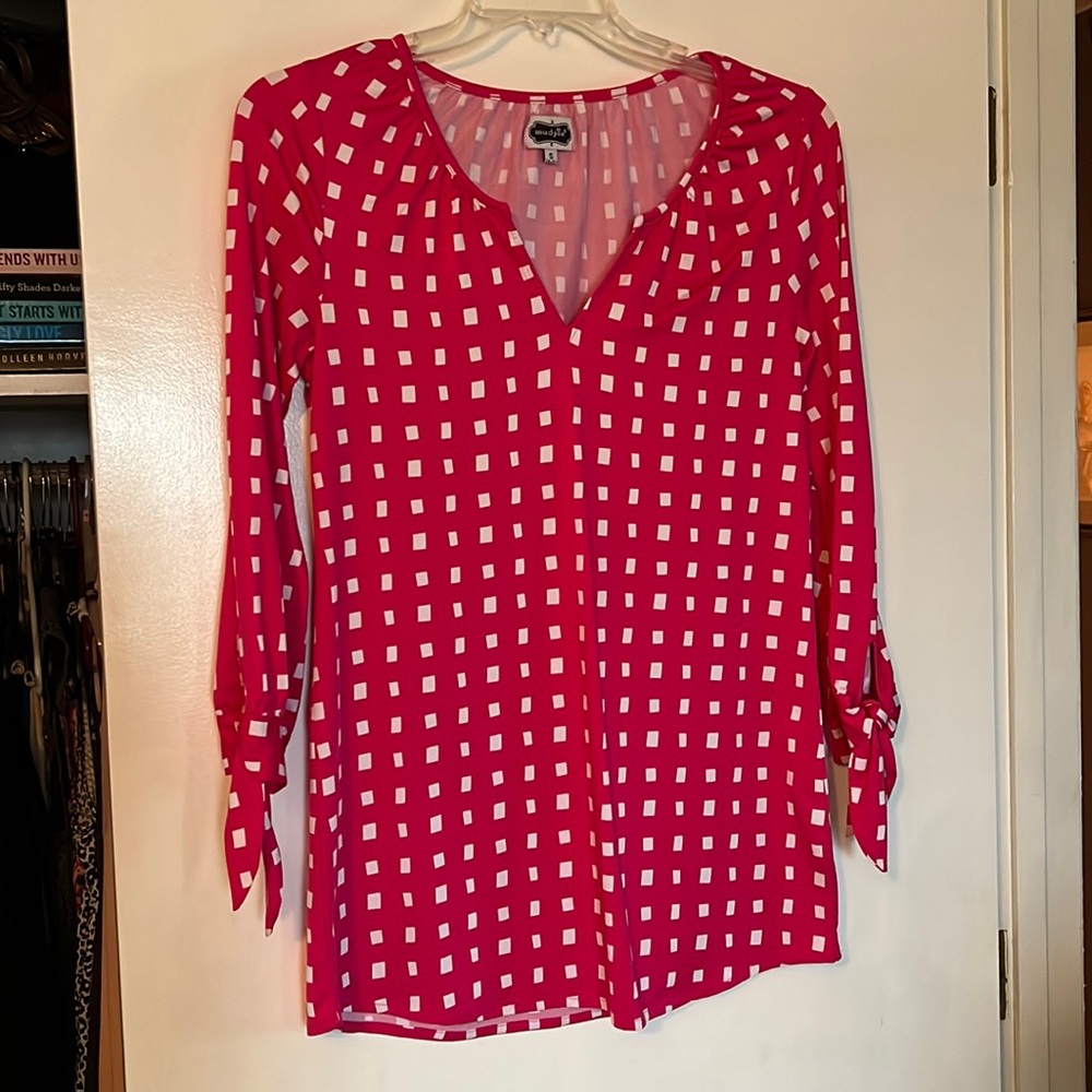 Women’s blouse. Size Small. Brand: Mudpie. Pink and white. excellent condition!
